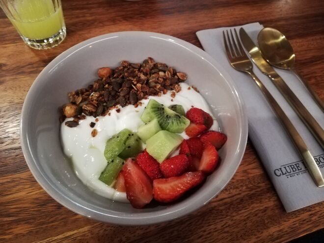 Bowl de iogurte natural, frutas frescas, mel e granola do Clube com nibs de cacau do brunch II, no Clube Lisboeta