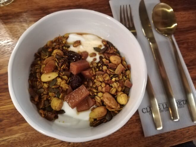 Bowl de iogurte natural, compota do Clube de frutas da época, mel e granola caseira de curcuma do brunch I, no Clube Lisboeta