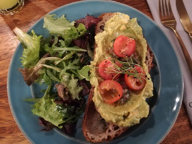 Tosta de abacate com Pico de Gallo do brunch II, no Clube Lisboeta