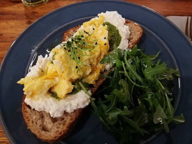 Tosta de ovos mexidos, requeijão tradicional, pesto de ervas e brotos do brunch I, no Clube Lisboeta