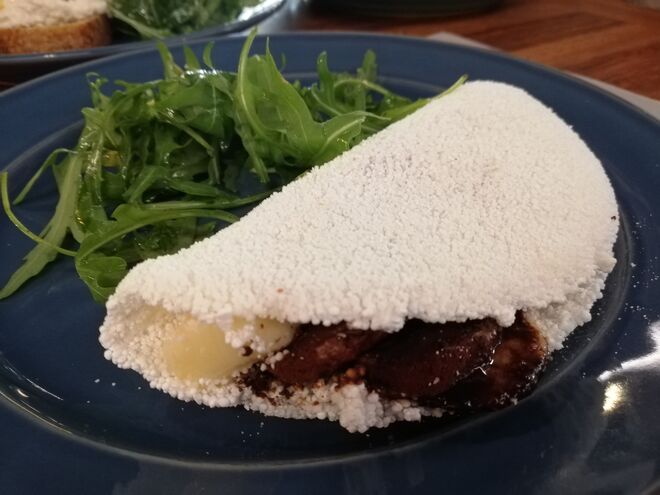 Tapioca de queijo da Serra, banana e canela do brunch II, no Clube Lisboeta