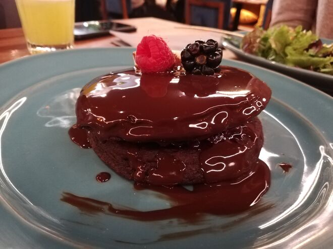 Panquecas de cacau, banana, aveia, geleia do Clube e calda de chocolate do brunch I, no Clube Lisboeta