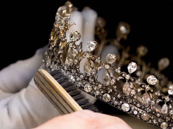 A tiara Fife a ser preparada para a exposição Victoria Revealed, Palácio de Kensington.
