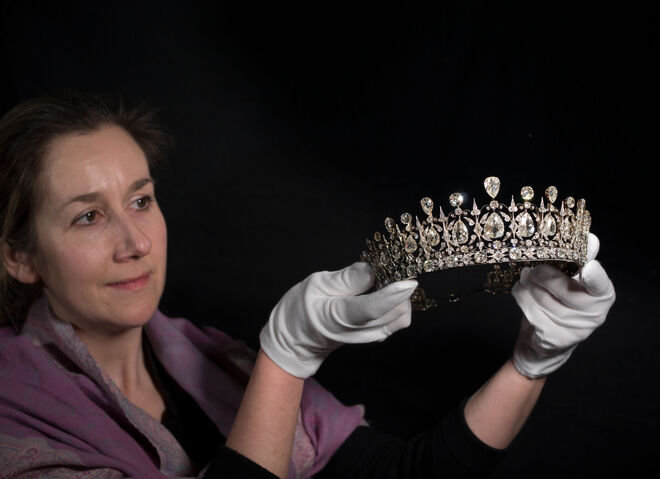 Uma conservadora dos istoric Royal Palaces com a tiara Fife na exposição Victoria Revealed, Palácio de Kensington.