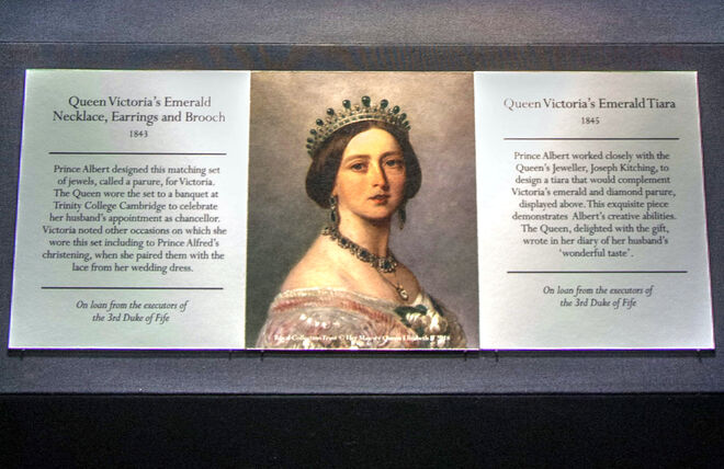 Pormanor da legenda do conjunto de joias em esmeraldas e diamantes na exposição Victoria Revealed, Palácio de Kensington.