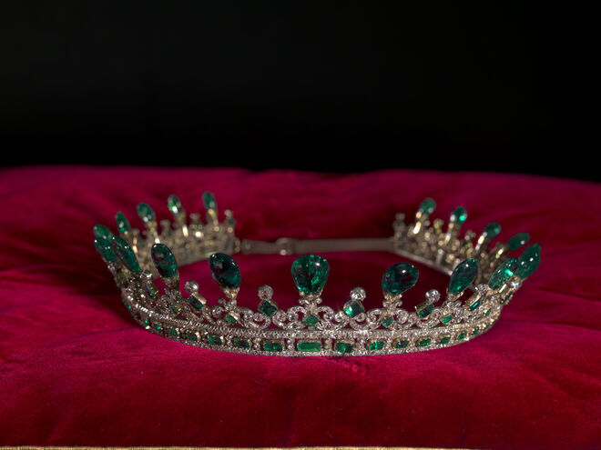 Tiara de esmeraldas e diamantes na exposição Victoria Revealed, Palácio de Kensington.
