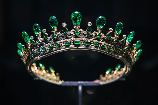 Tiara de esmeraldas e diamantes na exposição Victoria Revealed, Palácio de Kensington.
