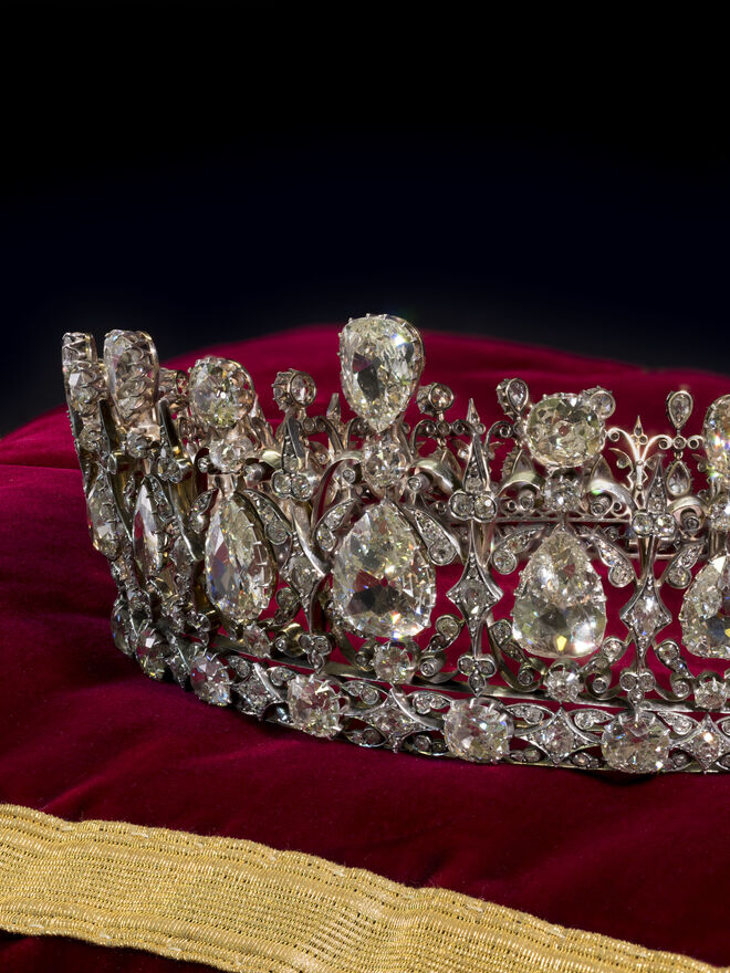 Permenor da tiara Fife na exposição Victoria Revealed, Palácio de Kensington.