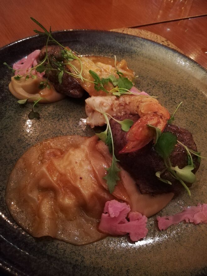 Bochechas de porco, camarão e couve-flor, no Pão à Mesa - Com Certeza