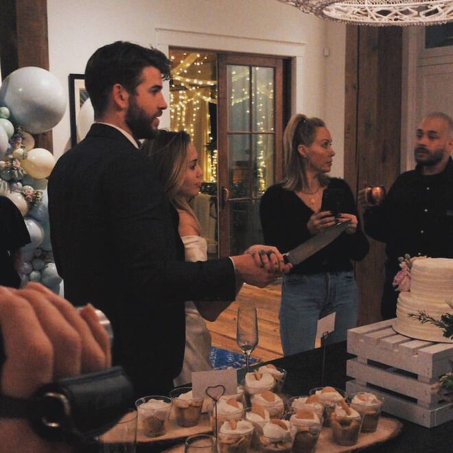 Miley Cyrus e Liam Hemsworth terão casado domingo, dia 23 de dezembro, numa cerimónia secreta. O casal ainda não confirmou a notícia, mas esta fotografia terá sido publicada por um amigo de ambos. 