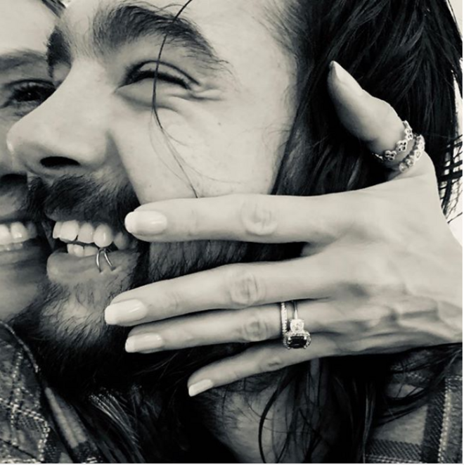 HEIDI KLUM | Depois de vários meses de namoro, o músico Tom Kaulitz pediu a modelo em casamento. O anúncio foi feito no dia de Natal, através do Instagram, com um close up do anel, que consiste numa pedra central esmeralda escura e dois diamantes laterais. Ainda não se sabe o valor estimado da peça.