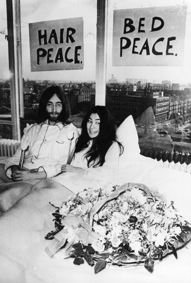 John Lenon e Yoko Ono | março de 1969, na cama da Suite Presidencial do Hotel Hilton em Amsterdão. O casal ficou na cama durante sete dias como forma de protesto contra a guerra e a violência no mundo. 