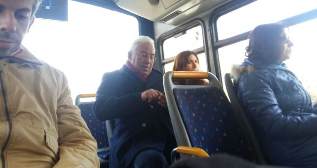 Primeiro-ministro "apanhado" no autocarro a caminho da Loja do Cidadão