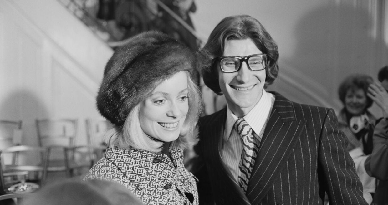 Catherine Deneuve e Yves Saint Laurent em 1970