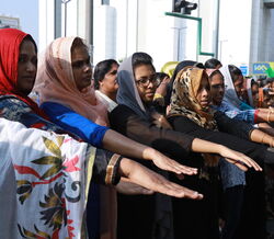 Por que as mulheres indianas formaram uma barreira humana de 620 km?