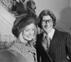 Catherine Deneuve vende peças Yves Saint Laurent da sua coleção pessoal 