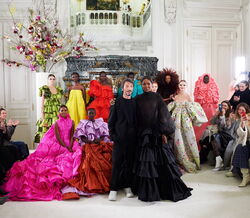 Harmonias de cor e volumes na passerelle da Valentino