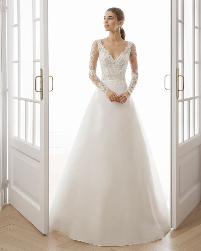 Caranguejo (21 de junho – 22 de julho) | As noivas Caranguejo são apaixonadas por outras épocas, por isso os vestidos com influências vintage são os mais adequados. Femininas e românticas, querem que o seu vestido espelhe o seu espírito e por isso não se adaptarão a modelos demasiado irreverentes. Rendas delicadas, silhuetas em linha A e decotes discretos são algumas das boas opções para as mulheres deste signo. | Aire Barcelona, Eterna