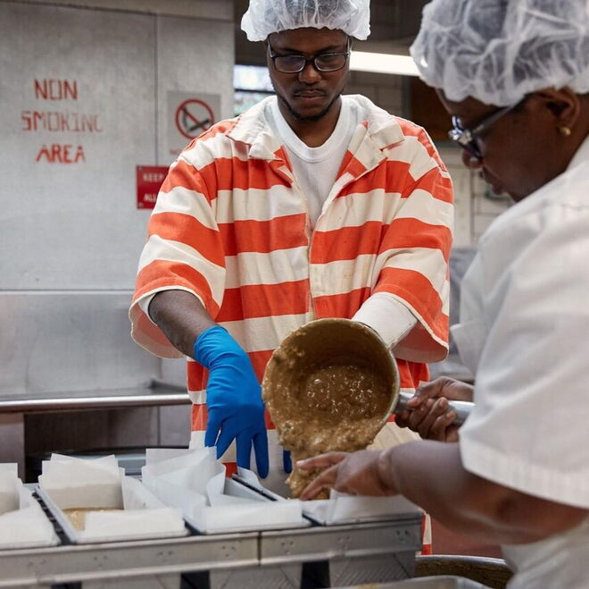 Bolo de Cenoura feito pelos reclusos de Rikers Island