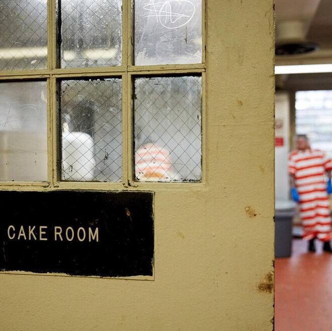 Bolo de Cenoura feito pelos reclusos de Rikers Island