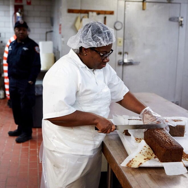 Bolo de Cenoura feito pelos reclusos de Rikers Island