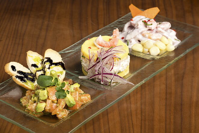 Piqueo Influencias: causa de camarones, tartar de salmóm e cebiche al olivo, no Segundo Muelle