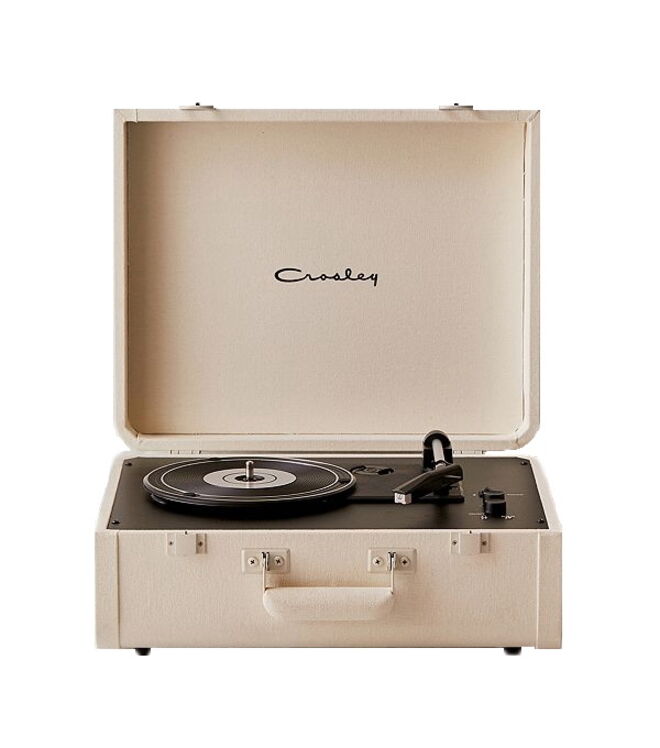 Gira-discos Cruiser Cream Bluetooth, agora €109, Crosley, na Urban Outfitters, em www.urbanoutfitters.com