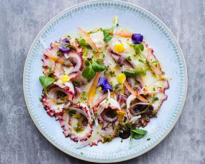 Apreciar a vista sobre o rio no wine bar Vestigius 