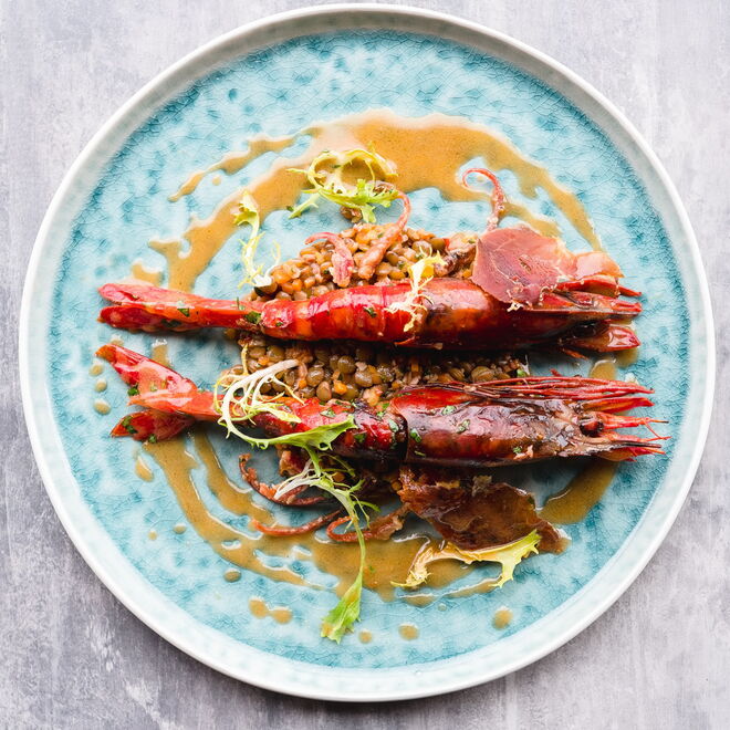 Apreciar a vista sobre o rio no wine bar Vestigius