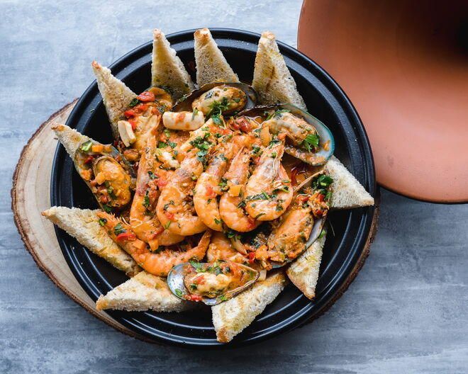 Apreciar a vista sobre o rio no wine bar Vestigius