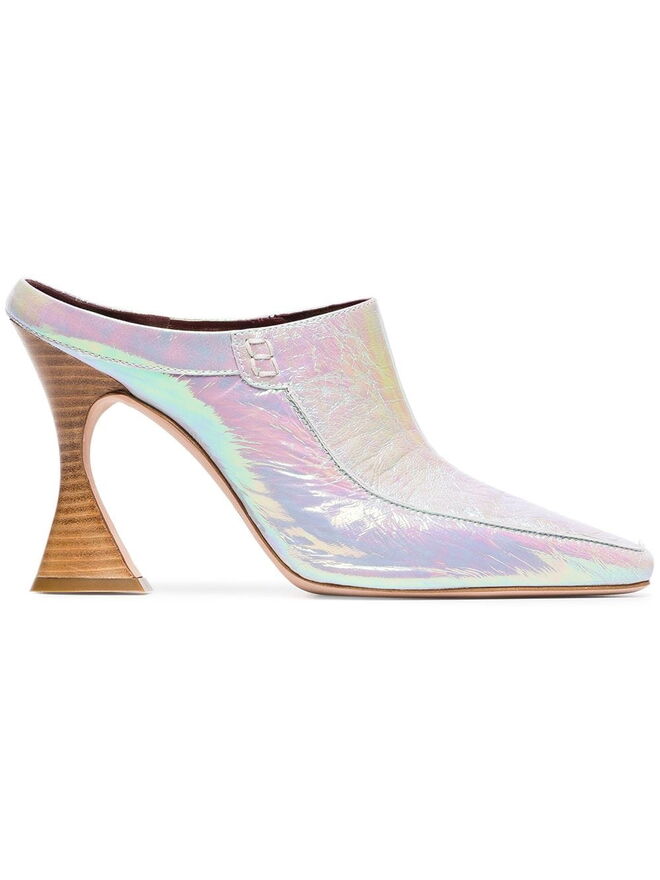 Mules Dena 100, €695, Sies Marjan, em www.farfetch.com