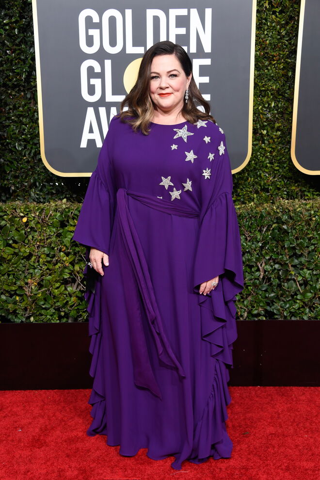 Melissa McCarthy em Reem Acra e jóias Chopard
