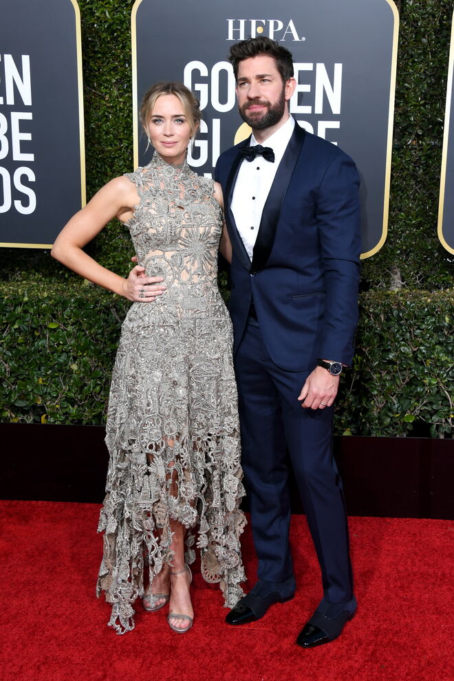 Emily Blunt em Alexander McQueen e John Krasinski
