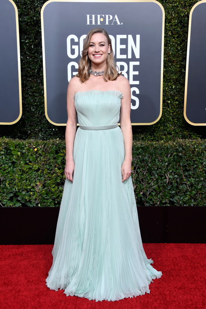 Yvonne Strahovski em Alberta Ferreti e sapatos Louboutin