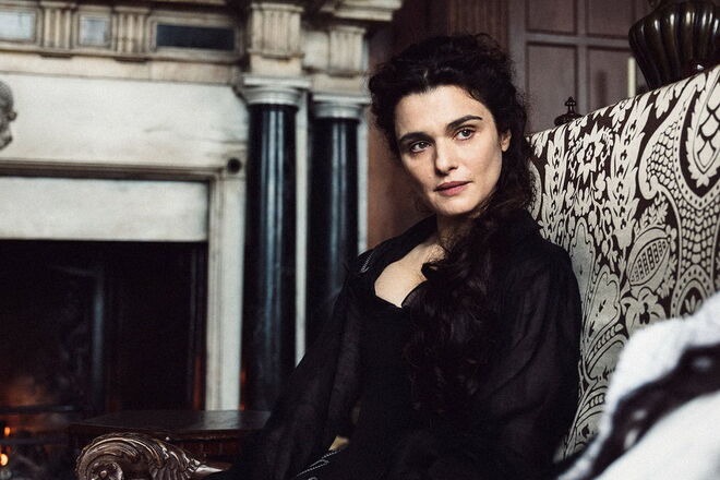 CINEMA O próximo ano será forte no que diz respeito à presença feminina na realização e na interpretação. A aguardada biografia da rainha Anne de Inglaterra, a monarca responsável pela união da Inglaterra e da Escócia num único estado soberano, é projectada no grande ecrã pelo realizador de A Lagosta (2015), Yorgos Lanthimos. A Favorita é um drama histórico com uma pitada de humor e um elenco de luxo em que Olivia Colman (a Isabel II da série The Crown) surge no papel da débil monarca, Rachel Weisz no de Lady Sarah, a melhor amiga que governa pela rainha, e Emma Stone no de Abigail, a empregada que agitará tudo (estreia a 7 de fevereiro). 