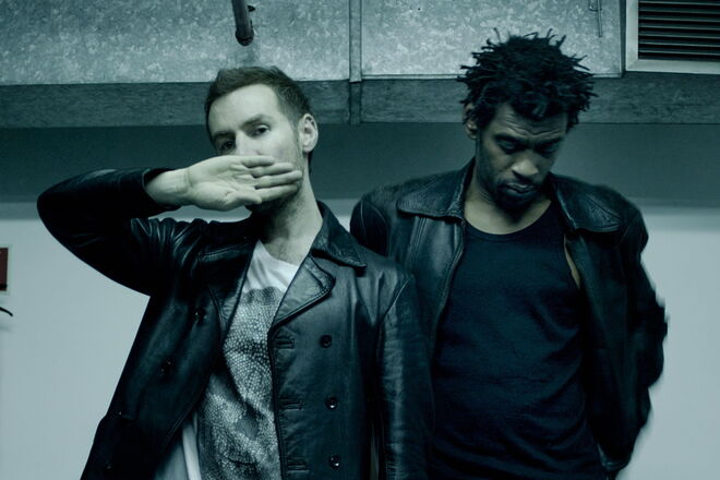 Novo ano, novos palcos, novas sonoridades. Os Massive Attack regressam a solo nacional para um muito aguardado concerto que acontece a 18 e a 19 de fevereiro no Campo Pequeno, em Lisboa. Aí será revelado MezzanineXX1, um espectáculo audiovisual com produção de Elizabeth Fraser, a vocalista dos saudosos Cocteau Twins que volta a colaborar com a banda de Bristol (desde €24). 