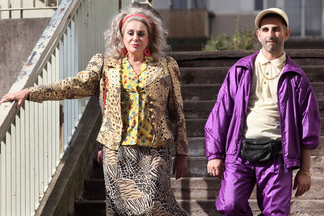 O comediante Kheiron realiza e protagoniza a comédia Mauvaises herbes ao lado dos atores Catherine Deneuve e André Dussollier. 