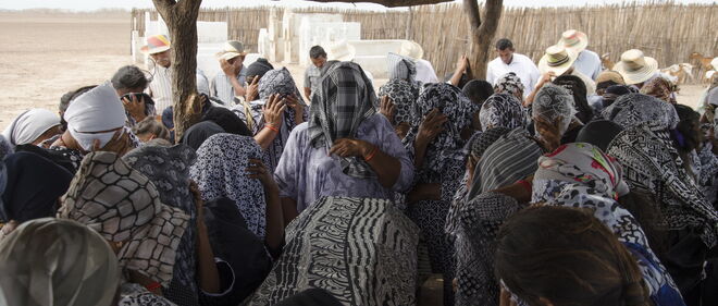 Uma história de tráfico ilegal que opõe tradições ancestrais a promessas por pagar com consequências fatais. 