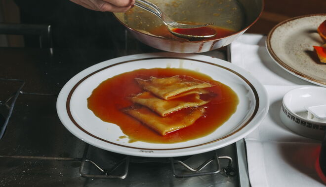 Os Crepes Suzette são confecionados num carrinho pelo chefe de sala, Artur Caldas, à frente do cliente