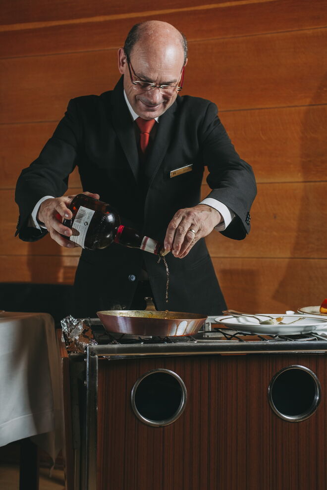 Os Crepes Suzette são confecionados num carrinho pelo chefe de sala, Artur Caldas, à frente do cliente