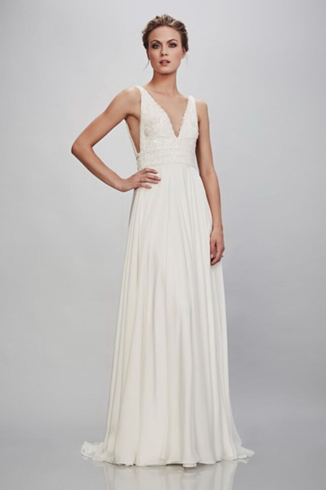 CARNEIRO (21 de março – 19 de abril) 
As mulheres Carneiro são conhecidas pela sua confiança e gosto pela vida. Têm personalidades destemidas e uma energia infinita, por isso faz sentido que o vestido ideal se adapte a tudo isto. Um modelo simples, moderno e sem detalhes demasiado trabalhosos, tem de fazer com que a noiva se sinta confortável e pronta para dançar a noite toda. | Theia