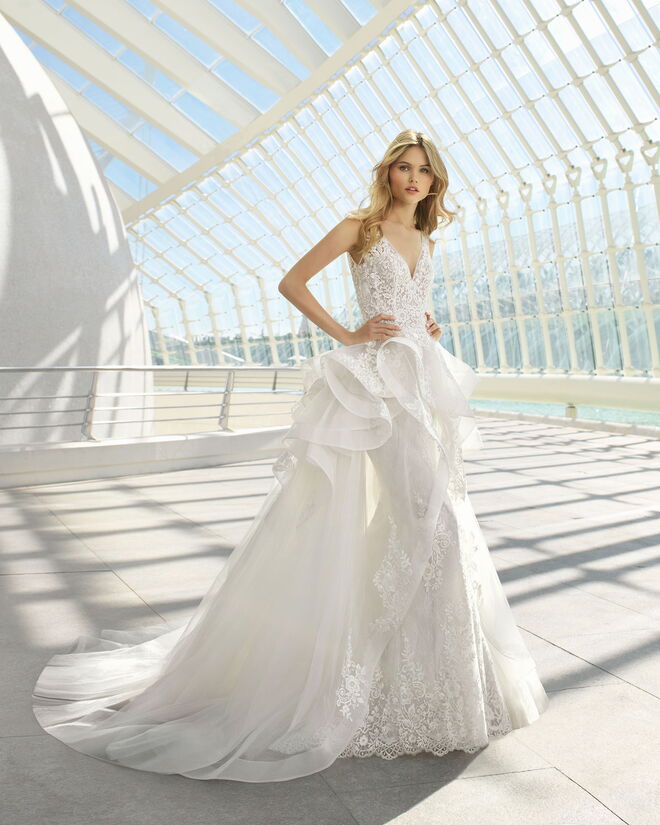 Leão (23 de julho – 22 de agosto) | Tal como qualquer noiva, as nativas deste signo adoram ser o centro das atenções e neste dia especial isso será ainda mais evidente. Vestidos extravagantes, caudas longas, véus, tiaras e brilho são um must have no look de casamento da mulher Leão. Querem fugir de tudo o que já tenha sido demasiado visto: o vestido tem de ser surpreendente e ficar gravado na memória dos convidados. | Rosa Clará, Devon