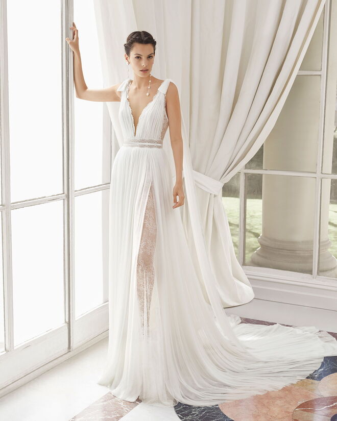 Sagitário (22 de novembro – 21 de dezembro) | A noiva Sagitário tem preferência por vestidos de silhueta fluida e descontraída, um modelo que lhe permita desfrutar ao máximo do dia de casamento sem que este perca o encanto. Vestidos demasiado complicados não são uma boa escolha. Em vez disso, deve apostar em designs simples, mas que lhe permitam explorar várias texturas. | Rosa Clará, Med