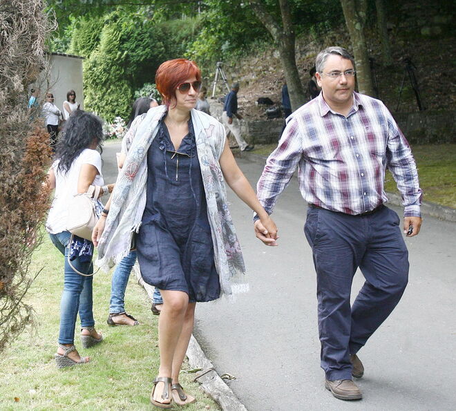Sandra Ortega, meia-irmã de Marta, com o marido no funeral da mãe, em 2013