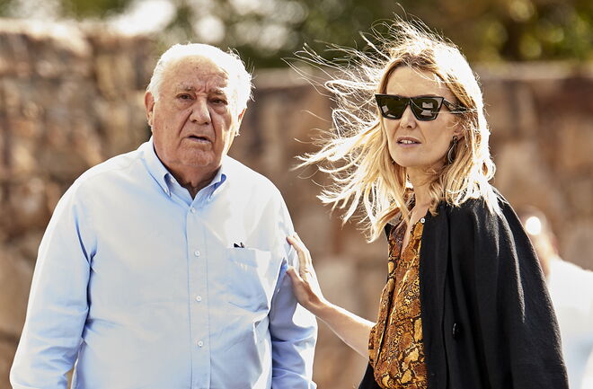 Com o pai, Amancio Ortega, numa competição hípica em La Corunha em julho de 2018