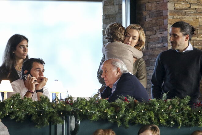 Os homens da vida de Marta numa competição hípica, em dezembro de 2018. O primeiro marido de Marta, Sérgio Álvarez, o pai, Amancio Ortega, o novo marido, Roberto Torretta, e o filho Amancio, ao colo.