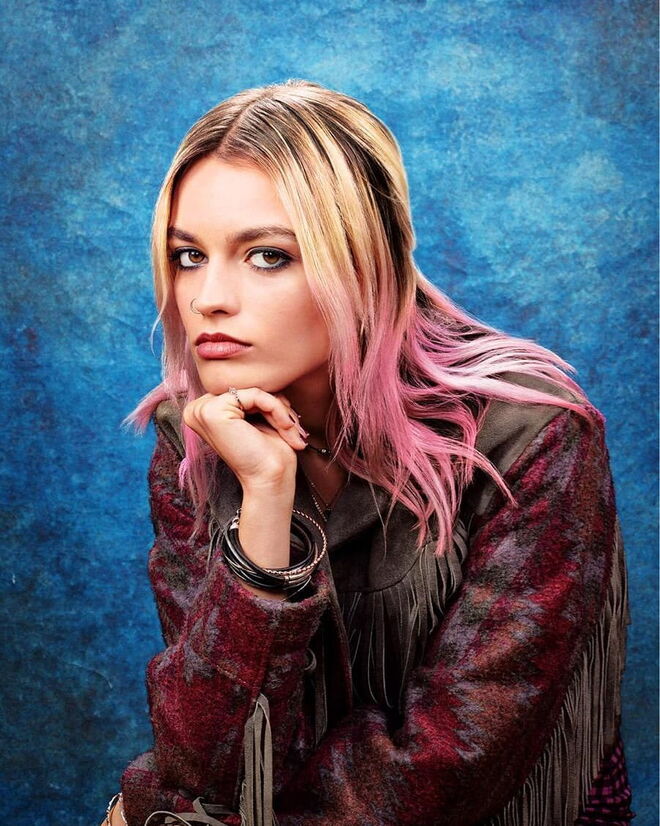 Emma Mackey, uma das estrelas principais da nova série da Netflix, "Sex Education" dá continuação à tendência da tonalidade rosa no cabelo. Aqui, a atriz que interpreta Maeve Wiley, apresenta um estilo de cabelo semelhante ao da modelo Hailey Baldwin com um long bob de raiz escura, com loiro e rosa nas pontas.