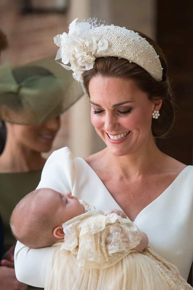 Príncipe Luís Artur Carlos é o mais recente e terceiro filho de Kate e William, duques de Cambridge. É o quinto na linha de sucessão ao trono britânico, depois de seu avô paterno, pai, irmão mais velho e irmã mais velha.