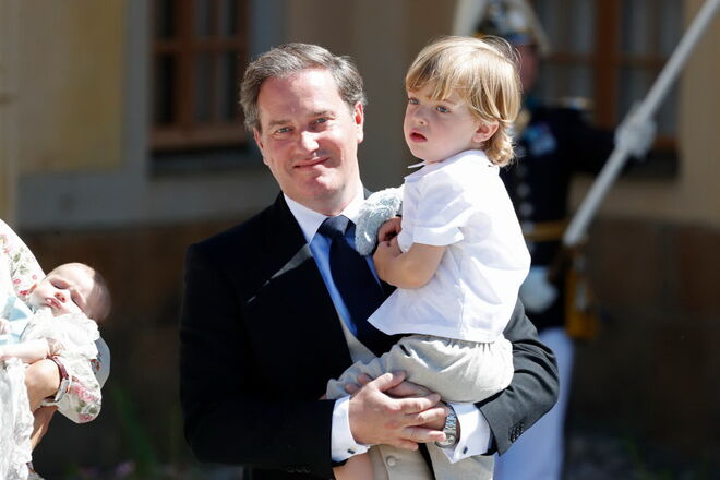 Príncipe Nicolas da Suécia | Tem três anos e é o filho mais novo da Princesa Madalena da Suécia com Christopher O’Neill (na fotografia ao colo do pai)