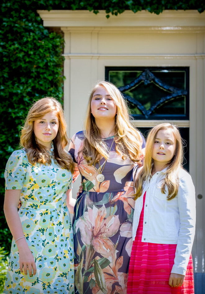 Princesa Alexia, Princesa Catharina-Amalia e Princesa Ariane Catharina-Amalia da Holanda | A mais velha, Princesa Catharina –Amalia, de 15 anos, é a herdeira ao trono holandês. Ela e as irmãs, uma de 13 (Princesa Alexia) e outra de 11 anos (Princesa Ariane), são filhas da Rainha Máxima e do Rei Willem-Alexander da Holanda.